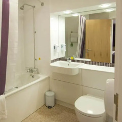 Отель Premier Inn London Kensington ванная