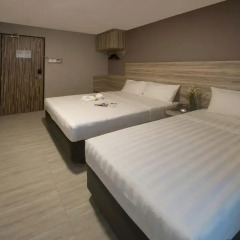 Отель Ibis Budget Singapore Crystal 2* Улучшенный семейный номер с различными типами кроватей фото 3