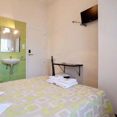 Отель Hostal Besaya Стандартный номер с двуспальной кроватью (общая ванная комната)