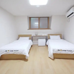 Starria Hostel Стандартный номер с 2 отдельными кроватями фото 5