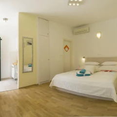 Отель Central Old Town Rooms Стандартный номер с различными типами кроватей фото 17