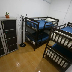 Alice Semporna Backpackers Hostel Кровать в общем номере с двухъярусной кроватью