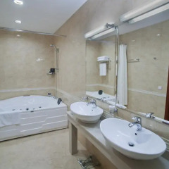 Отель Ramada Plaza Gence Азербайджан, Гянджа - отзывы, цены и фото номеров - забронировать отель Ramada Plaza Gence онлайн ванная фото 2