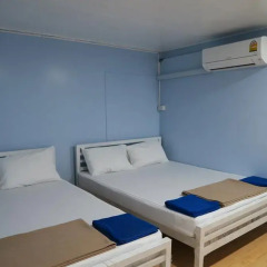 Red Lips Hostel Стандартный семейный номер