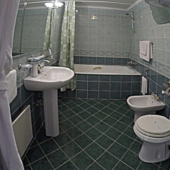 Гостиница Яхонт в Красноярске 1 отзыв об отеле, цены и фото номеров - забронировать гостиницу Яхонт онлайн Красноярск ванная