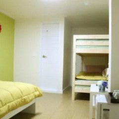 Отель Patio 59 Hongdae Guesthouse 2* Стандартный семейный номер с двуспальной кроватью фото 2