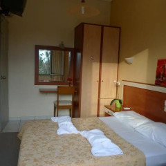 Hotel Ikaros сейф в номере