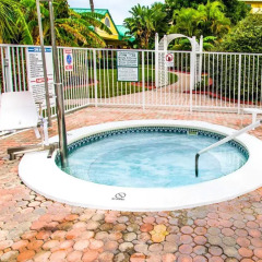 Отель Comfort Inn and Suites Resort Cocoa Beach США, Какао-Бич - отзывы, цены и фото номеров - забронировать отель Comfort Inn and Suites Resort Cocoa Beach онлайн бассейн фото 2
