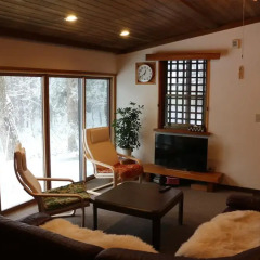 Отель Kamoshika cottage Hakuba Хакуба комната для гостей