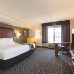 Отель La Quinta Inn & Suites Dallas North Central 2* Номер Делюкс с различными типами кроватей