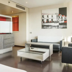 Отель ILUNION Barcelona 4* Улучшенный номер с различными типами кроватей
