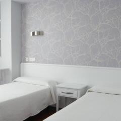 Отель Hostal Valadares Стандартный номер с различными типами кроватей фото 15
