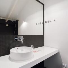 Отель Feels Like Home Bairro Alto Luxus Flat Португалия, Лиссабон - отзывы, цены и фото номеров - забронировать отель Feels Like Home Bairro Alto Luxus Flat онлайн ванная