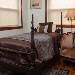 Отель Ledroit Park Renaissance Bed and Breakfast 3* Номер с общей ванной комнатой с различными типами кроватей (общая ванная комната)