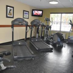 Отель Holiday Inn Express & Suites Sarasota East фитнесс-зал