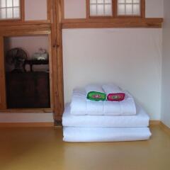 Отель Bukchon Sarangchae Hanok Guesthouse Южная Корея, Сеул - отзывы, цены и фото номеров - забронировать отель Bukchon Sarangchae Hanok Guesthouse онлайн удобства в номере фото 2