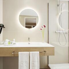 Отель NH Collection Hamburg City 4* Улучшенный номер разные типы кроватей фото 5