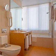 Отель Holiday Inn Lisbon 4* Стандартный номер с различными типами кроватей фото 10