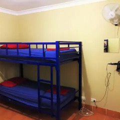 Отель Budds in Surfers Кровать в общем номере с двухъярусной кроватью фото 4