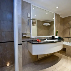 Отель Sofitel Budapest Chain Bridge Венгрия, Будапешт - 12 отзывов об отеле, цены и фото номеров - забронировать отель Sofitel Budapest Chain Bridge онлайн ванная фото 2