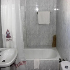 Отель Club Maritimo at Ronda III Испания, Фуэнхирола - отзывы, цены и фото номеров - забронировать отель Club Maritimo at Ronda III онлайн ванная