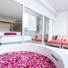 Отель Ramada by Wyndham Phuket Deevana Patong Номер Делюкс с двуспальной кроватью фото 16