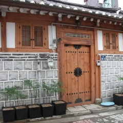 Отель Hyosunjae Hanok Guesthouse 2* Стандартный семейный номер с двуспальной кроватью (общая ванная комната) фото 3