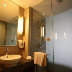 Отель Holiday Inn Express Shanghai New Hongqiao 3* Стандартный номер с двуспальной кроватью фото 3