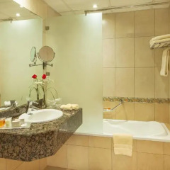 Отель Golden Tulip Sharjah Стандартный номер с различными типами кроватей фото 4