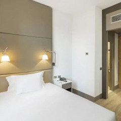 Отель NH Milano Touring 4* Улучшенный номер с различными типами кроватей фото 24