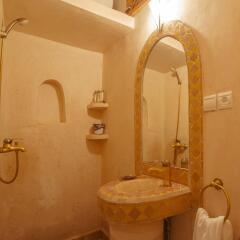 Отель Dar Ikalimo Marrakech 3* Улучшенный номер с двуспальной кроватью фото 9