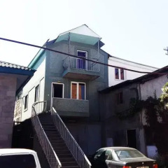 Отель Bari House at Grigor Magistros Ln парковка