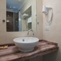Floris Hotel 3* Улучшенный номер с двуспальной кроватью фото 2