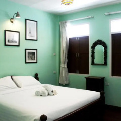 Отель Feung Nakorn Balcony Rooms and Cafe 3* Стандартный семейный номер с различными типами кроватей фото 6