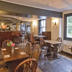 Отель The May Garland Inn гостиничный бар