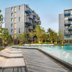 Отель The Deck Condo Patong бассейн