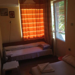Отель East Gate Guest Rooms Стандартный номер с различными типами кроватей фото 11