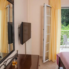 Апартаменты Brentanos Apartments ~ A ~ View of Paradise Апартаменты с различными типами кроватей фото 14