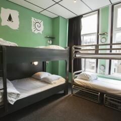 Отель The Flying Pig Uptown Кровать в общем номере с двухъярусной кроватью фото 6