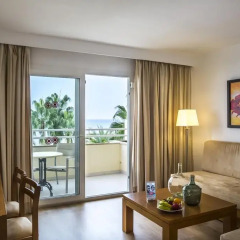Отель COOEE Aparthotel & Suites Cap de Mar 4* Люкс с различными типами кроватей
