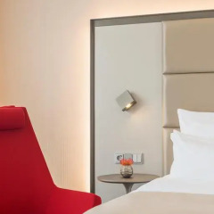 Отель NH Collection Berlin Mitte Am Checkpoint Charlie 4* Улучшенный номер с двуспальной кроватью фото 9