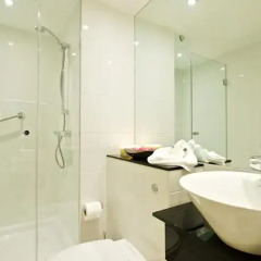 Отель Living by BridgeStreet, Manchester City Centre ванная фото 2