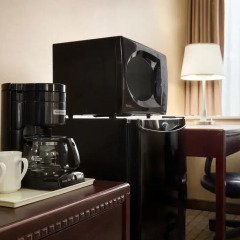 Отель Travelodge by Wyndham Toronto East 2* Стандартный номер с различными типами кроватей