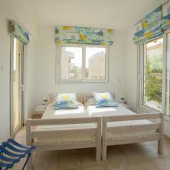 Отель Kerri W Seafront Villa детские мероприятия