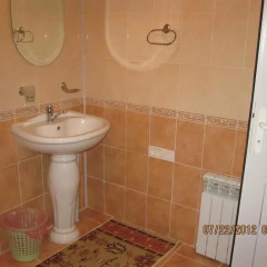 Отель Guest House NUR Кыргызстан, Каракол - отзывы, цены и фото номеров - забронировать отель Guest House NUR онлайн ванная
