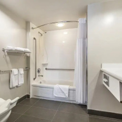 Отель Coast Vancouver Airport 3* Улучшенный номер с различными типами кроватей фото 2