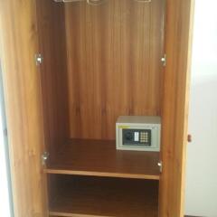 Отель Sunshine Guesthouse сейф в номере