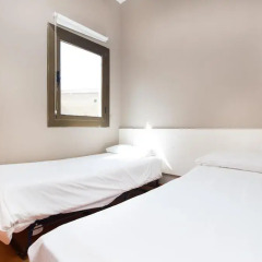 Апартаменты Ainb Raval Hospital Apartments Барселона комната для гостей фото 3