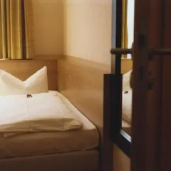 Hotel Jedermann 2* Стандартный семейный номер с двуспальной кроватью фото 20