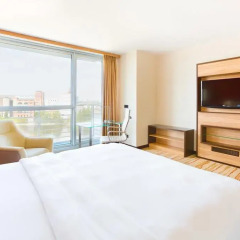 Отель Courtyard by Marriott Düsseldorf Hafen Германия, Дюссельдорф - отзывы, цены и фото номеров - забронировать отель Courtyard by Marriott Düsseldorf Hafen онлайн комната для гостей фото 5